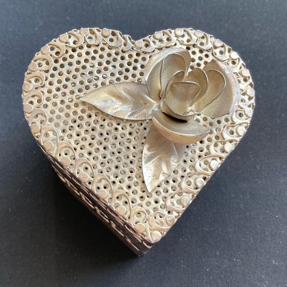 Jewelry Trinket Box Silver Tone, Heart Shaped, Rose, Floral’s , Filigree - Picture 1 of 6